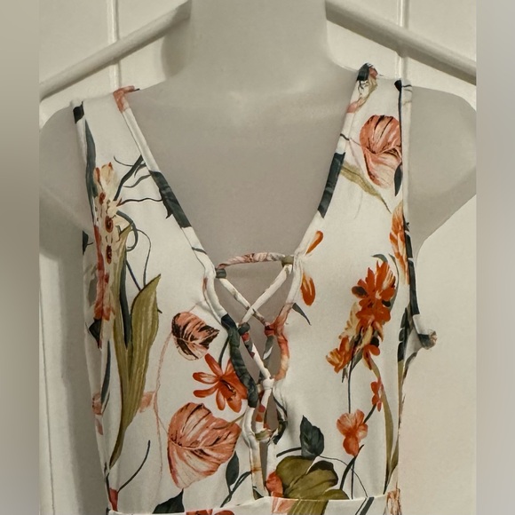 Iris women’s floral high/low dress. - Picture 2 of 5